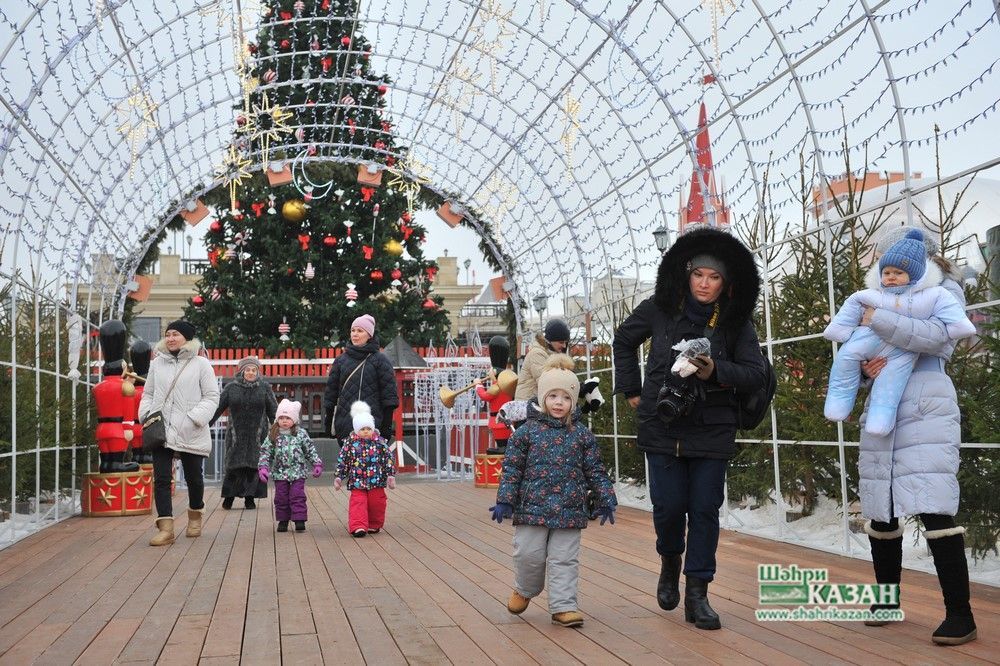 Казан Кремле яр буенда халык бәйрәм итә