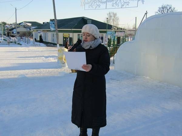 Узәк мәйданда район балалар һәм үзәк китапханә “Новогодние забавы” дип исемләнгән бәйрәм оештырды