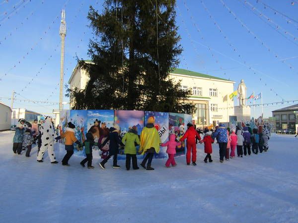 Узәк мәйданда район балалар һәм үзәк китапханә “Новогодние забавы” дип исемләнгән бәйрәм оештырды