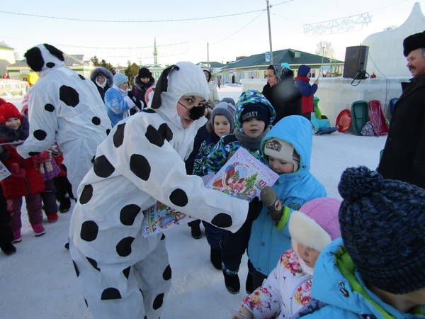 Узәк мәйданда район балалар һәм үзәк китапханә “Новогодние забавы” дип исемләнгән бәйрәм оештырды