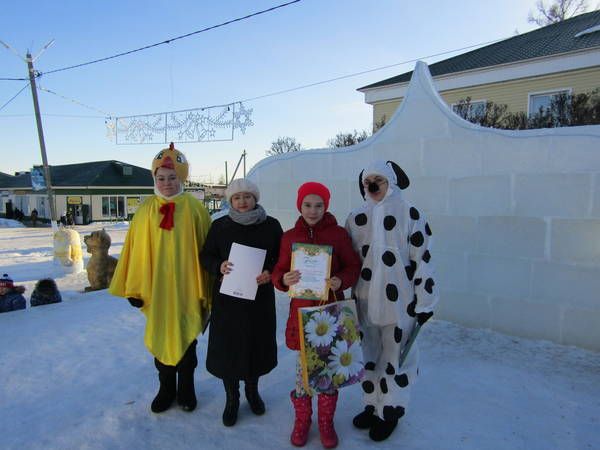 Узәк мәйданда район балалар һәм үзәк китапханә “Новогодние забавы” дип исемләнгән бәйрәм оештырды