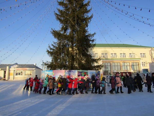 Узәк мәйданда район балалар һәм үзәк китапханә “Новогодние забавы” дип исемләнгән бәйрәм оештырды