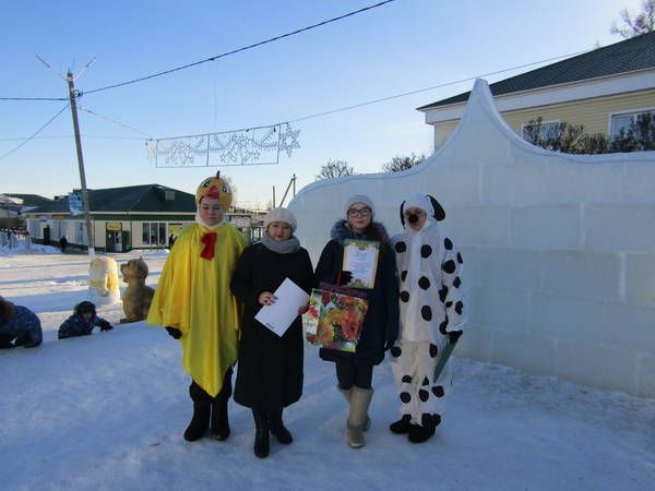 Узәк мәйданда район балалар һәм үзәк китапханә “Новогодние забавы” дип исемләнгән бәйрәм оештырды