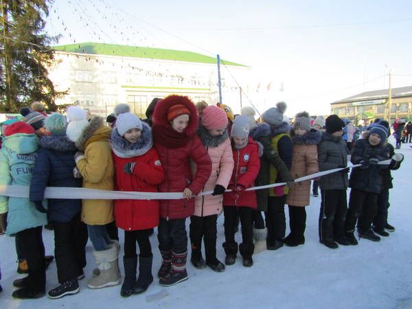 Узәк мәйданда район балалар һәм үзәк китапханә “Новогодние забавы” дип исемләнгән бәйрәм оештырды