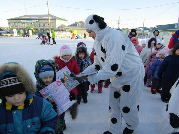 Узәк мәйданда район балалар һәм үзәк китапханә “Новогодние забавы” дип исемләнгән бәйрәм оештырды