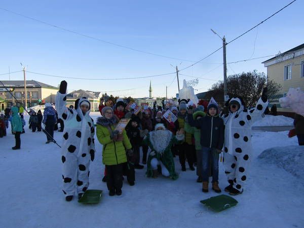 Узәк мәйданда район балалар һәм үзәк китапханә “Новогодние забавы” дип исемләнгән бәйрәм оештырды