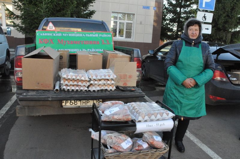 Бу минутларда Сабаның мәдәният  йорты каршындагы  мәйданында авыл хуҗалыгы продуктлары ярминкәсе бара.