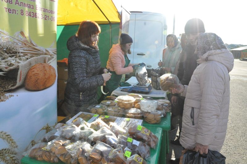 Бу минутларда Сабаның мәдәният  йорты каршындагы  мәйданында авыл хуҗалыгы продуктлары ярминкәсе бара.