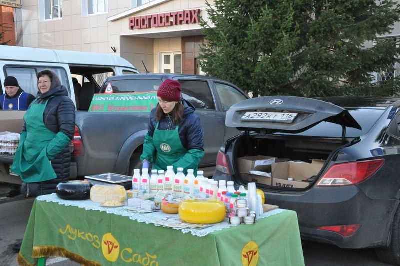 Бу минутларда Сабаның мәдәният  йорты каршындагы  мәйданында авыл хуҗалыгы продуктлары ярминкәсе бара.