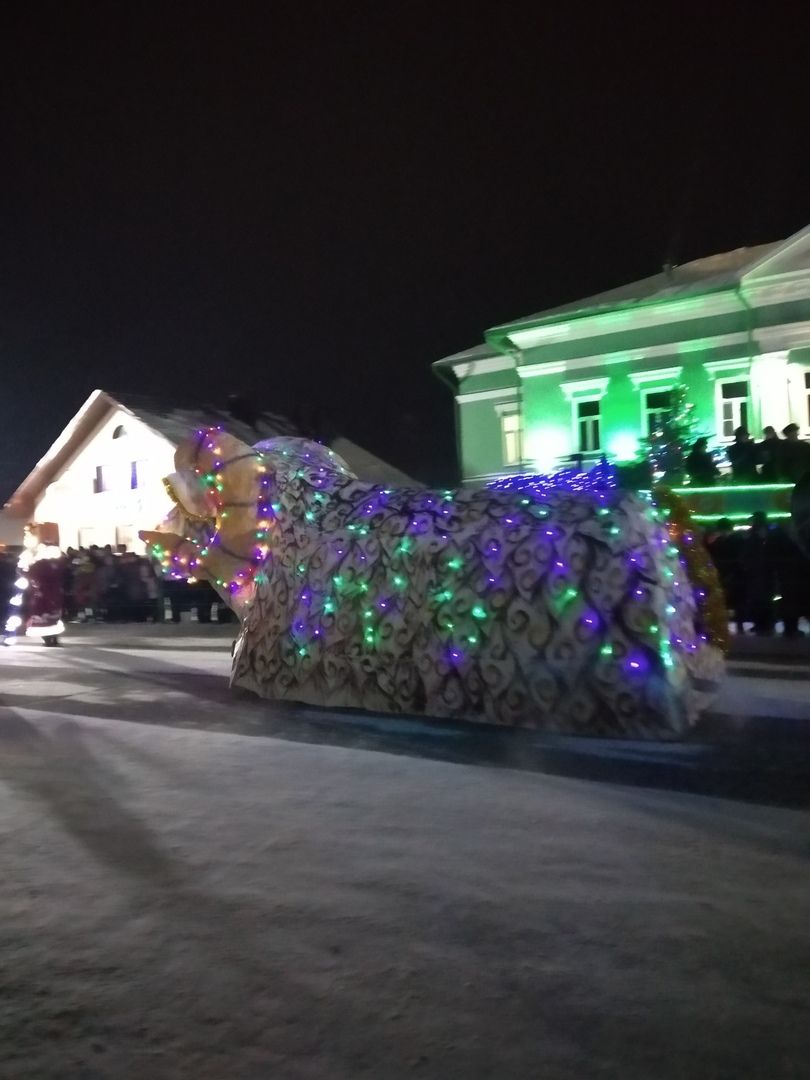 Әлеге минутта Саба үзәгендә Кыш Бабайлар парады бара