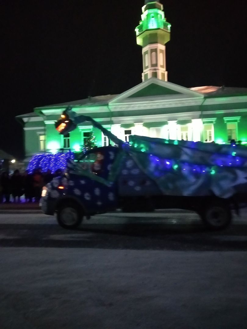 Әлеге минутта Саба үзәгендә Кыш Бабайлар парады бара