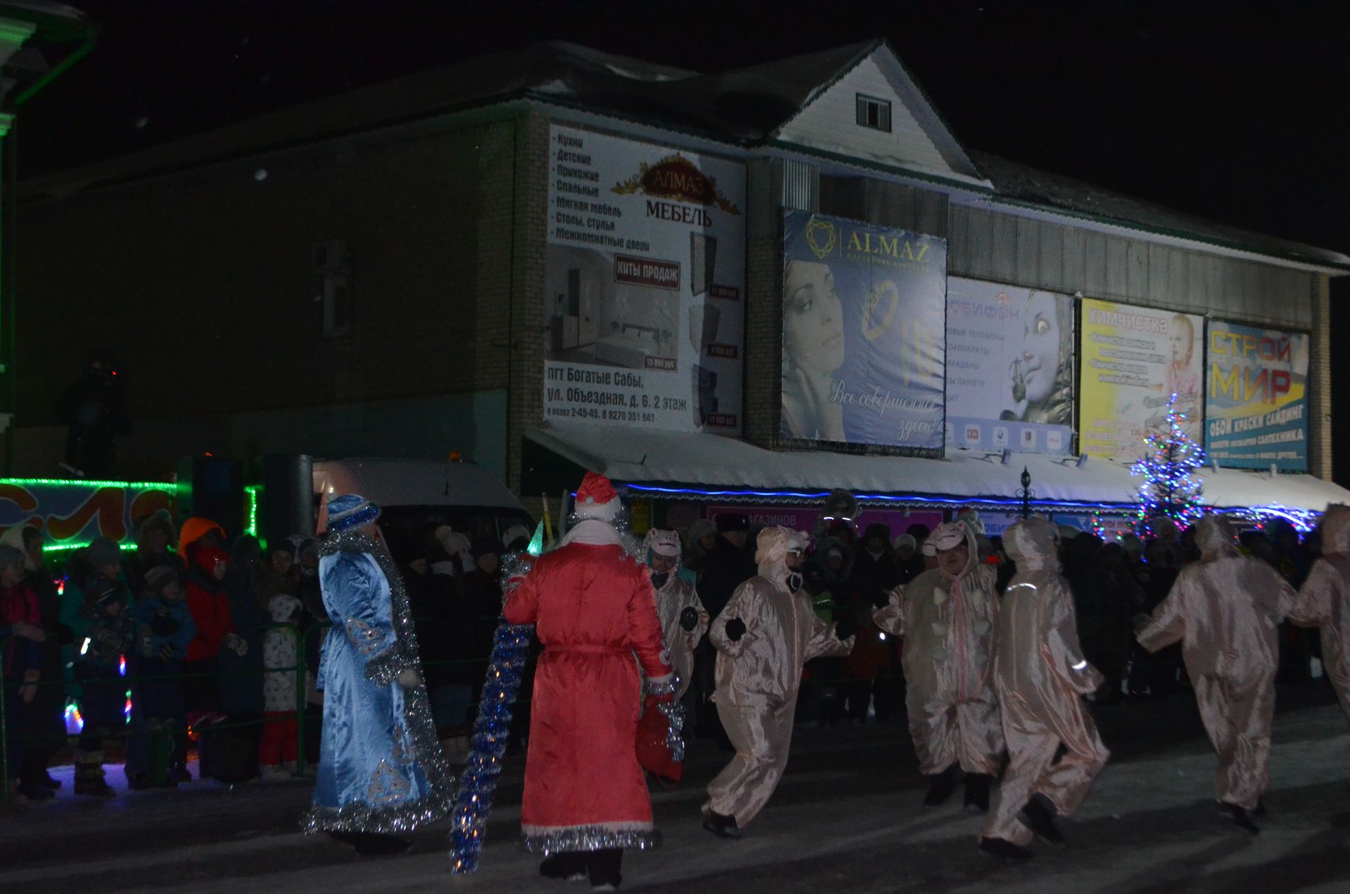 Саба халкы Кыш бабайлар, Кар кызлары һәм җәнлекләр парадын карады