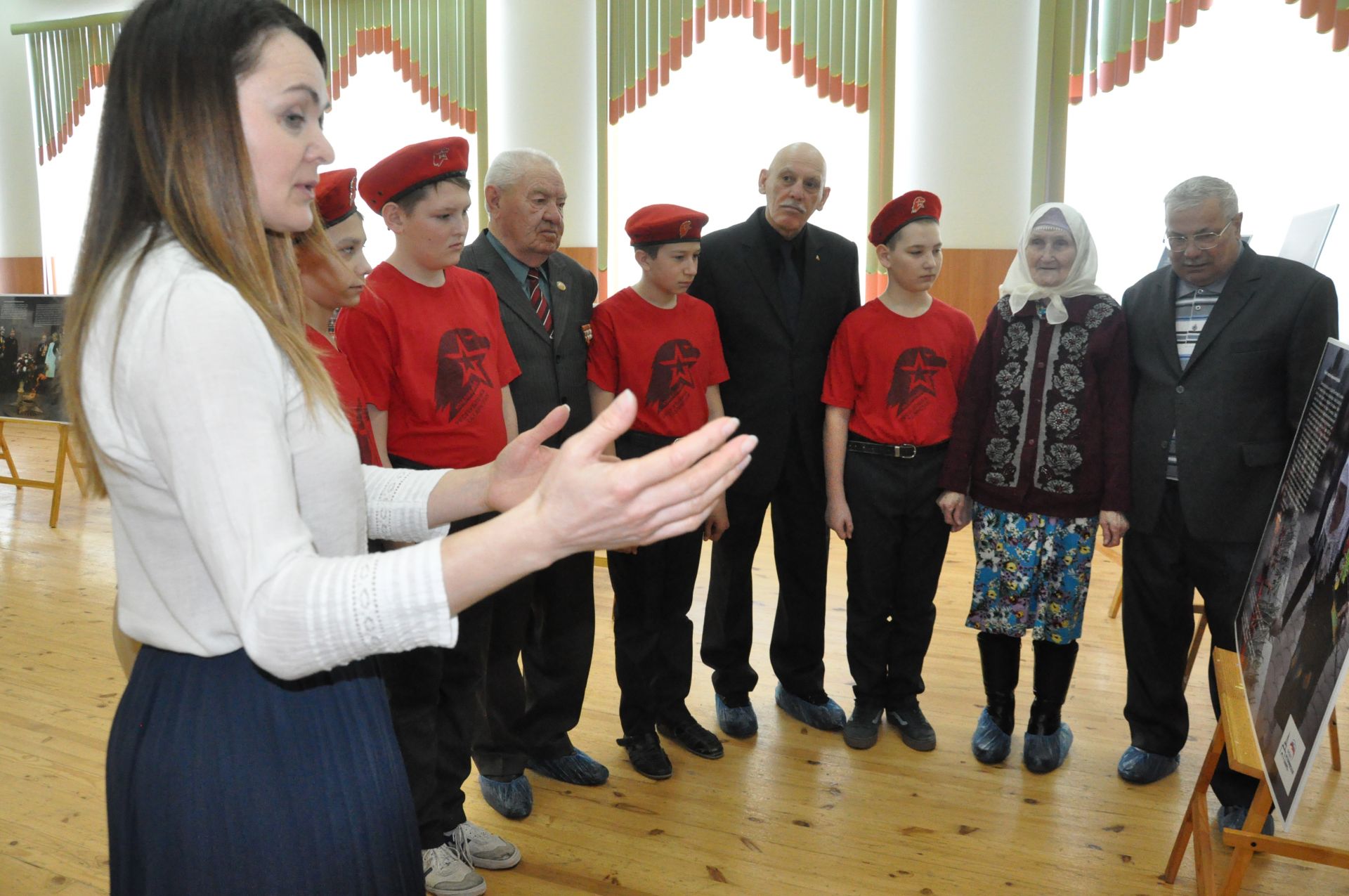 “Сугыш чоры хатлары. 1941-1945 еллар”  күчмә фотокүргәзмәсенә  килегез