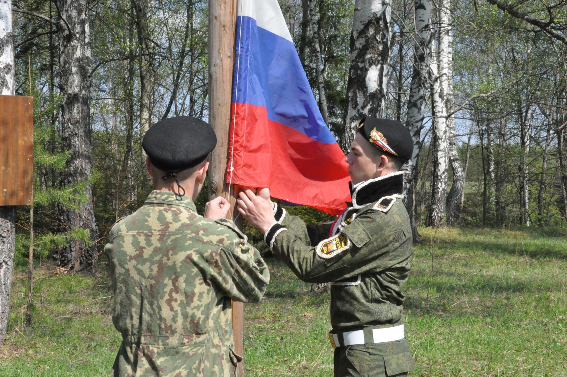 Язлы Арташ аланындагы шәһәрчектә район мәктәпләре X сыйныф укучыларының хәрби-кыр жыены бара