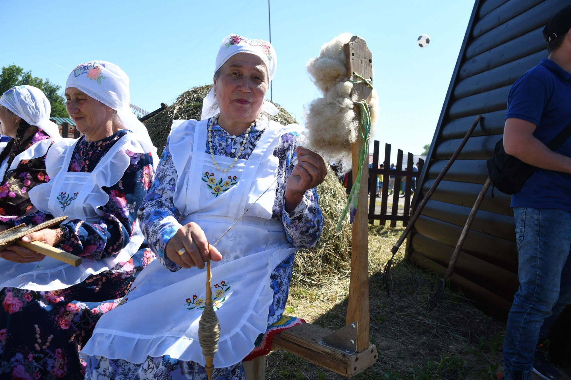 Казанда Сабантуй тавислар, Колумбия тамашачылары белән һәм тальян гармун көйләре астында үтте