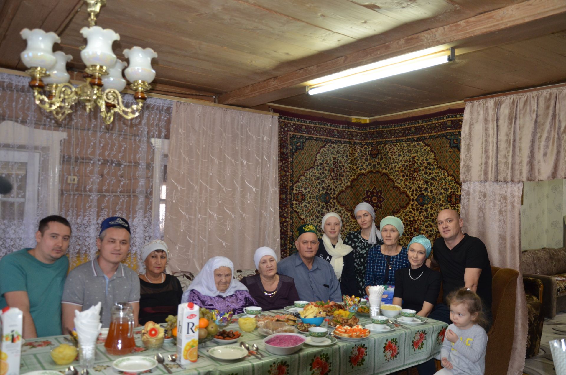 Кече Шыңар авылында яшәүче Илһамия Сәхабетдин кызы Сәхиповага - 90 яшь