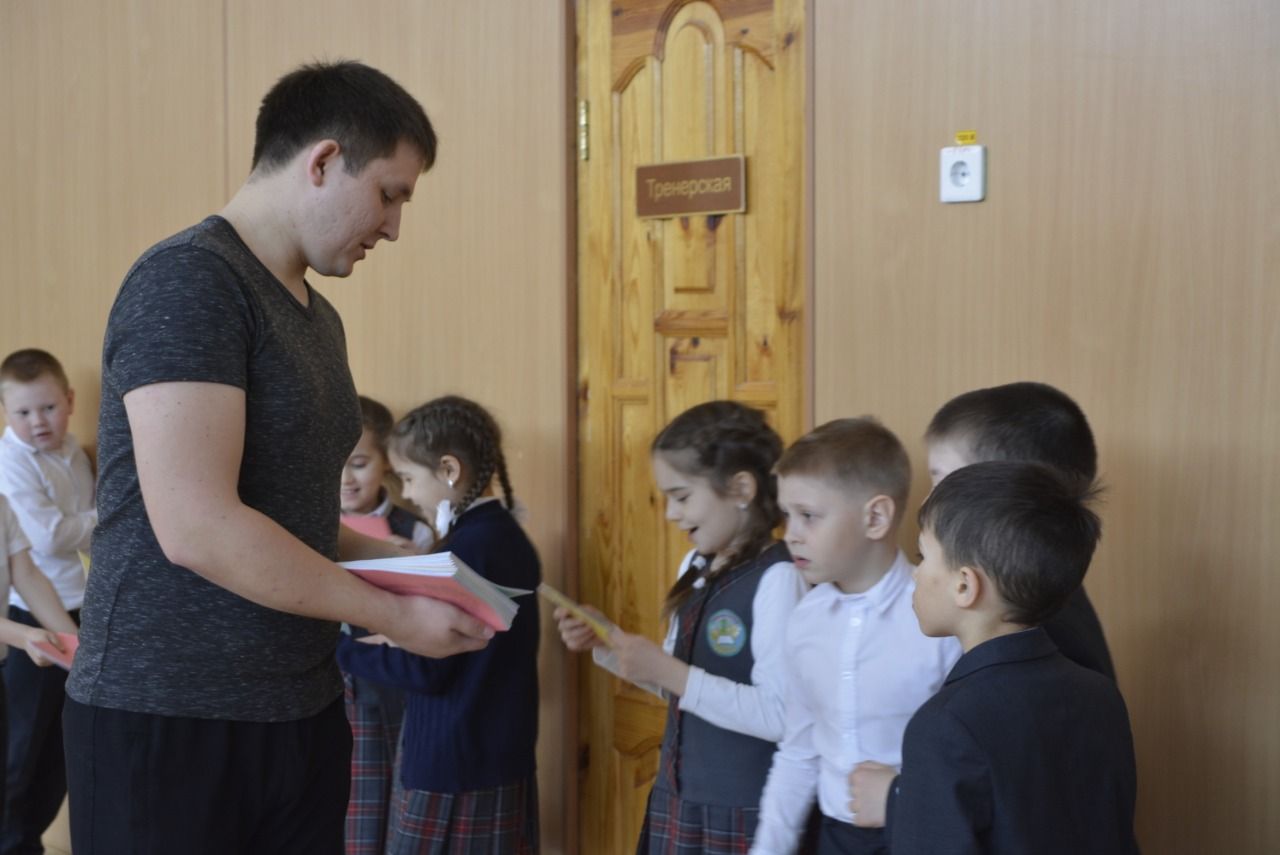 Район мәдәният йортында башлангыч сыйныф укучылары өчен планетарийга сәяхәт