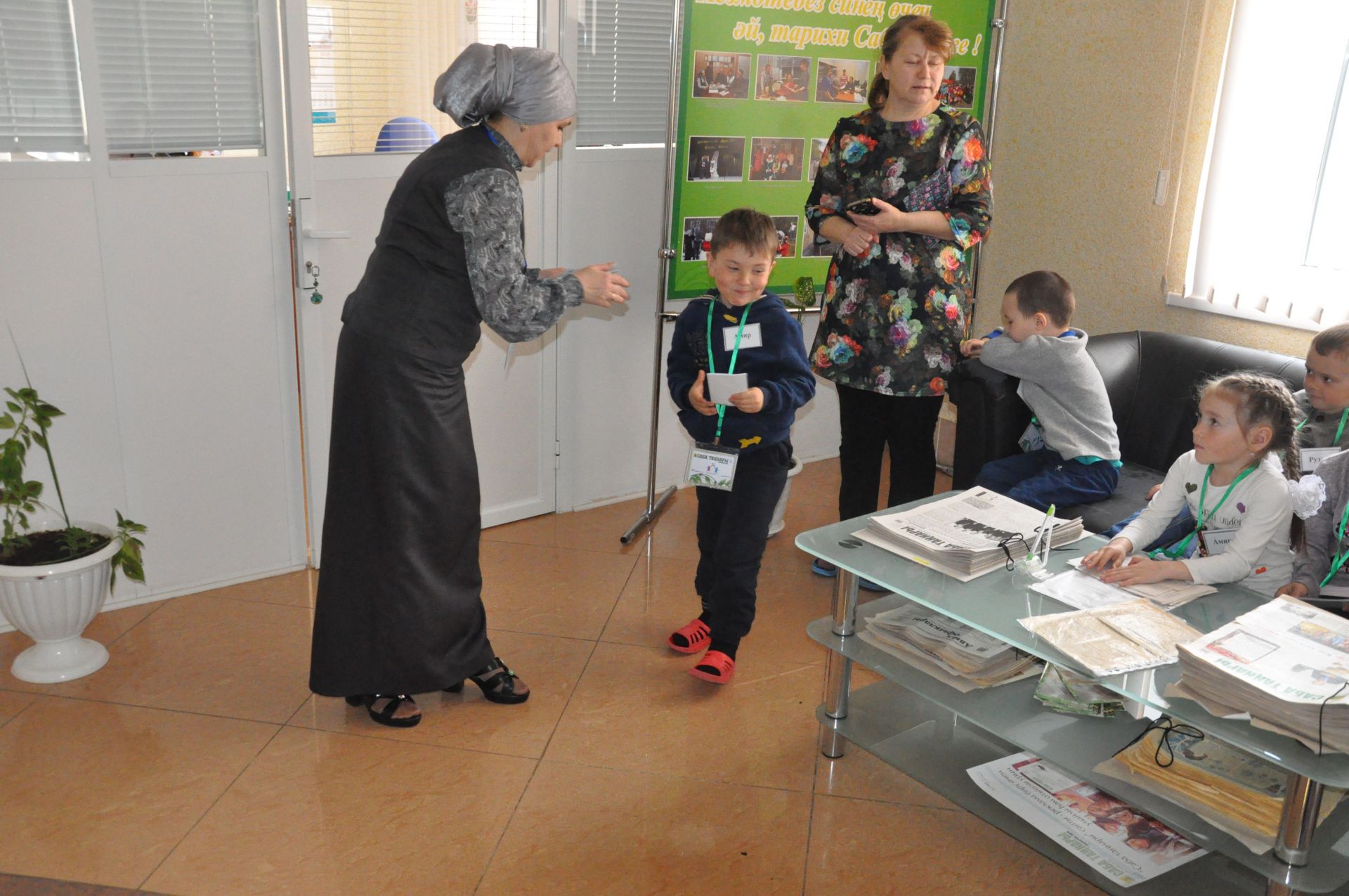 Бу атнада редакциябездә "Саба балаһөнәр" программасы кысаларында "Бәләкәч" һәм "Кыңгырау" балалар бакчаларында тәрбияләнүчеләр булып, журналистика, газета чыгару эше белән танышып киттеләр