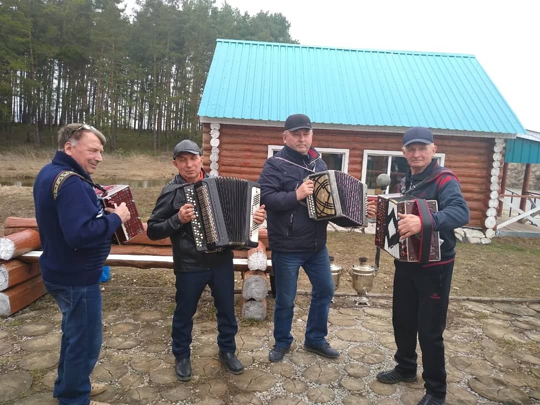 "Уйнагыз гармуннар"