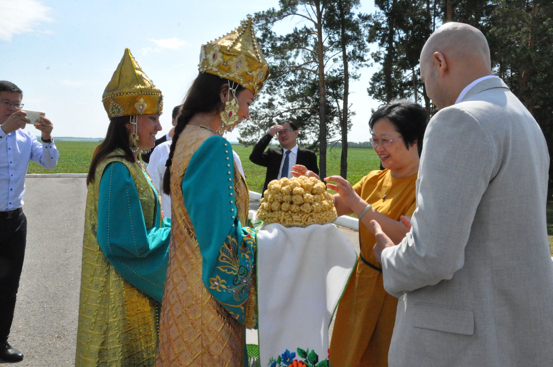 Саба белән Вэньлин  туганлашты