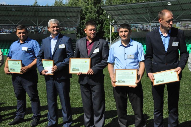 Бүген “Сабантуй”  спорт  комплексында районыбыз  төзүчеләре һөнәри бәйрәмнәрен билгеләп  үттеләр