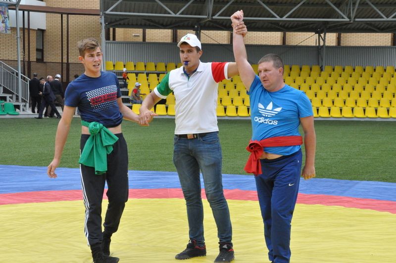 Бүген “Сабантуй”  спорт  комплексында районыбыз  төзүчеләре һөнәри бәйрәмнәрен билгеләп  үттеләр