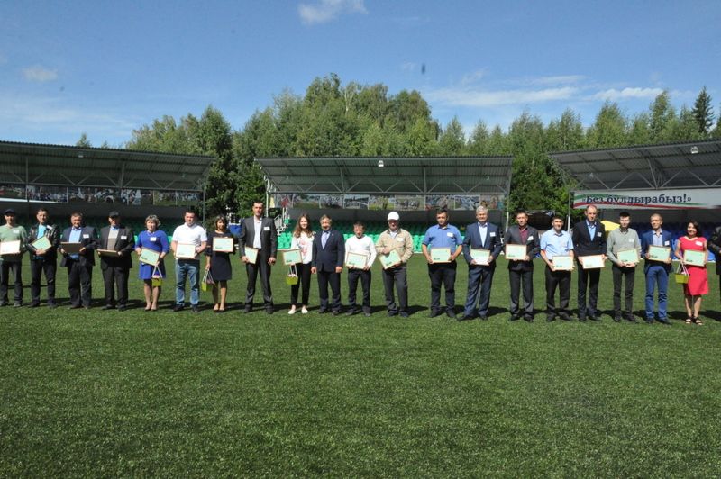 Бүген “Сабантуй”  спорт  комплексында районыбыз  төзүчеләре һөнәри бәйрәмнәрен билгеләп  үттеләр