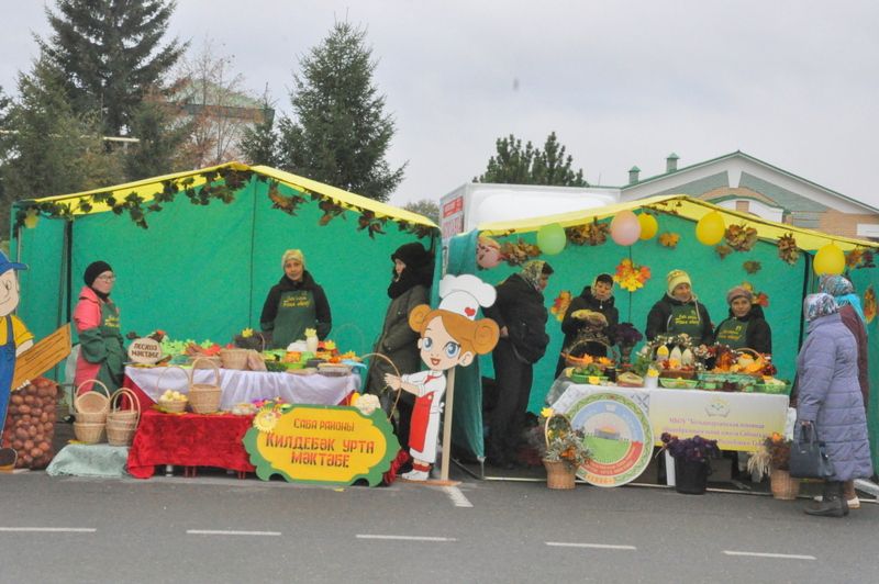 Бүген Саба  халкы иртәбаштан Өлкәннәр  көненә багышланган  ярминкәгә  чыкты