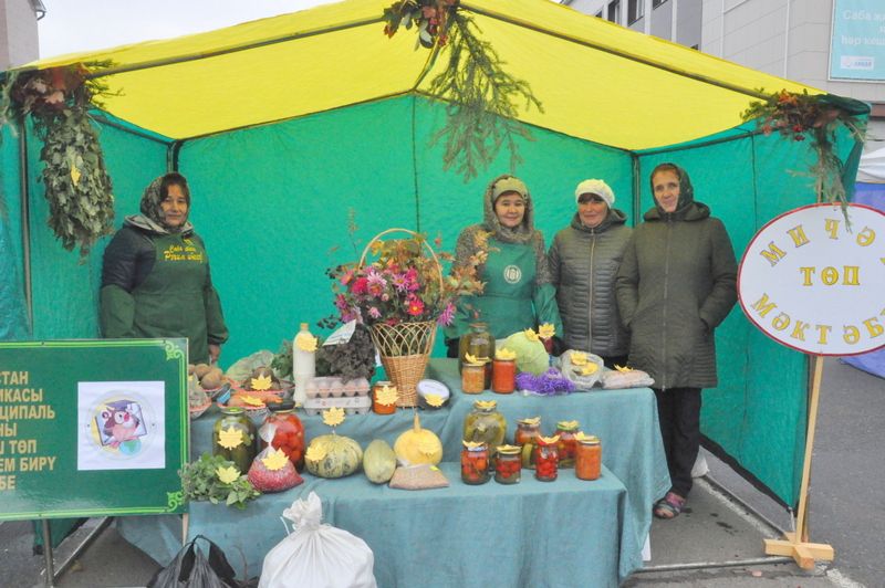 Бүген Саба  халкы иртәбаштан Өлкәннәр  көненә багышланган  ярминкәгә  чыкты