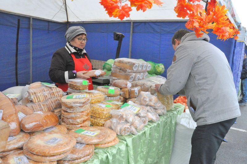 Бүген Саба  халкы иртәбаштан Өлкәннәр  көненә багышланган  ярминкәгә  чыкты