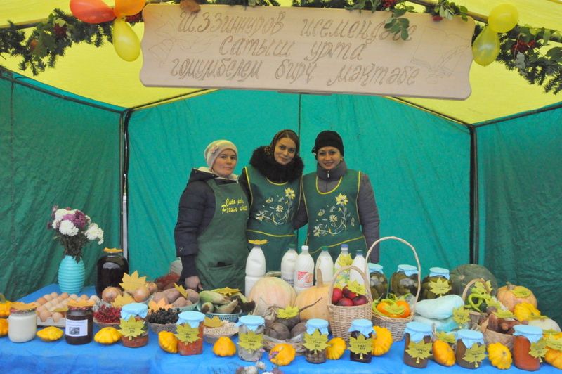 Бүген Саба  халкы иртәбаштан Өлкәннәр  көненә багышланган  ярминкәгә  чыкты