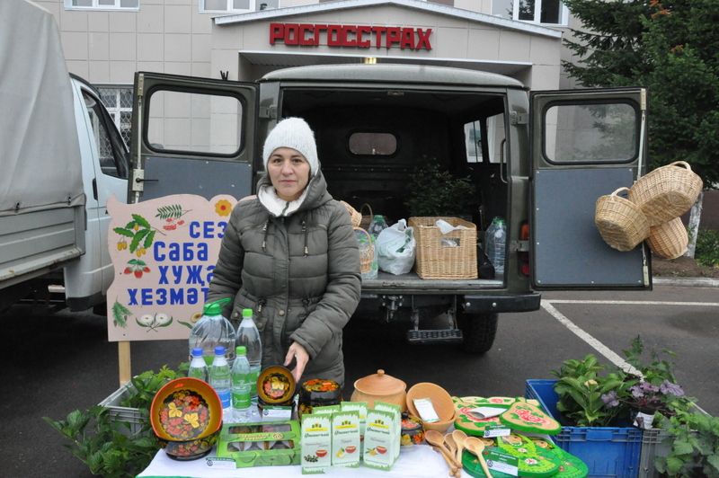 Бүген Саба  халкы иртәбаштан Өлкәннәр  көненә багышланган  ярминкәгә  чыкты