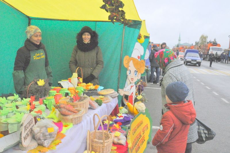 Бүген Саба  халкы иртәбаштан Өлкәннәр  көненә багышланган  ярминкәгә  чыкты