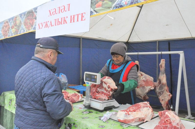 Бүген Саба  халкы иртәбаштан Өлкәннәр  көненә багышланган  ярминкәгә  чыкты