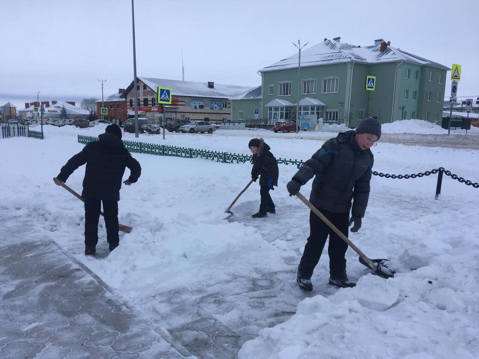 Саба гимназиясе укучылары әфганчылар һәйкәлен кардан арындырды