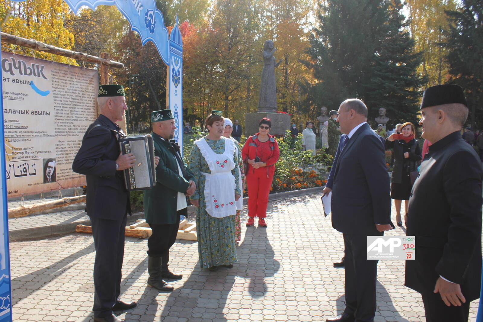 Татарстанның район башлыклар Актанышта милли мәдәният буенча эшчәнлек белән танышты