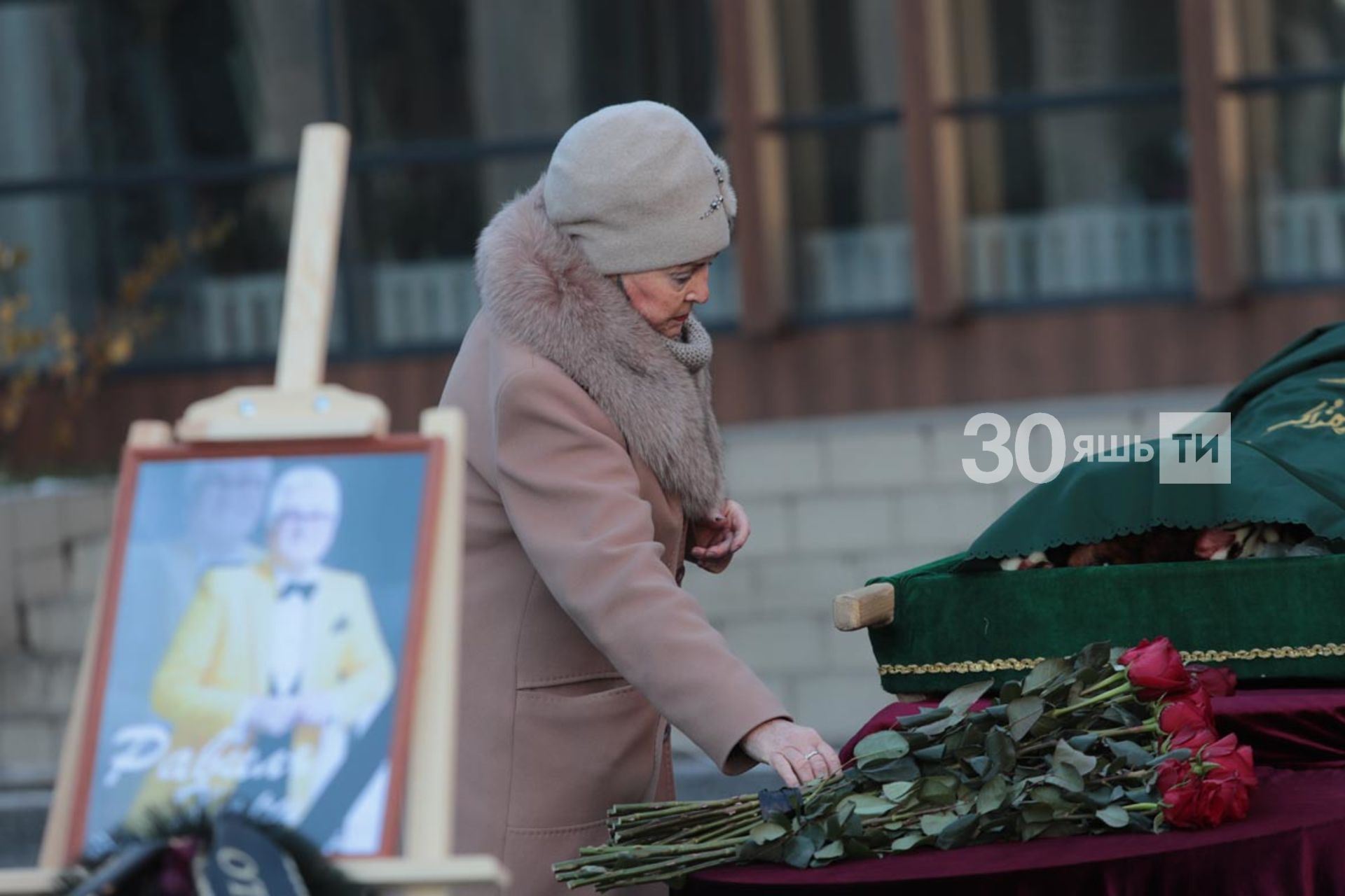 Казанда Татарстанның халык артисты Равил Харисовны соңгы юлга озаттылар