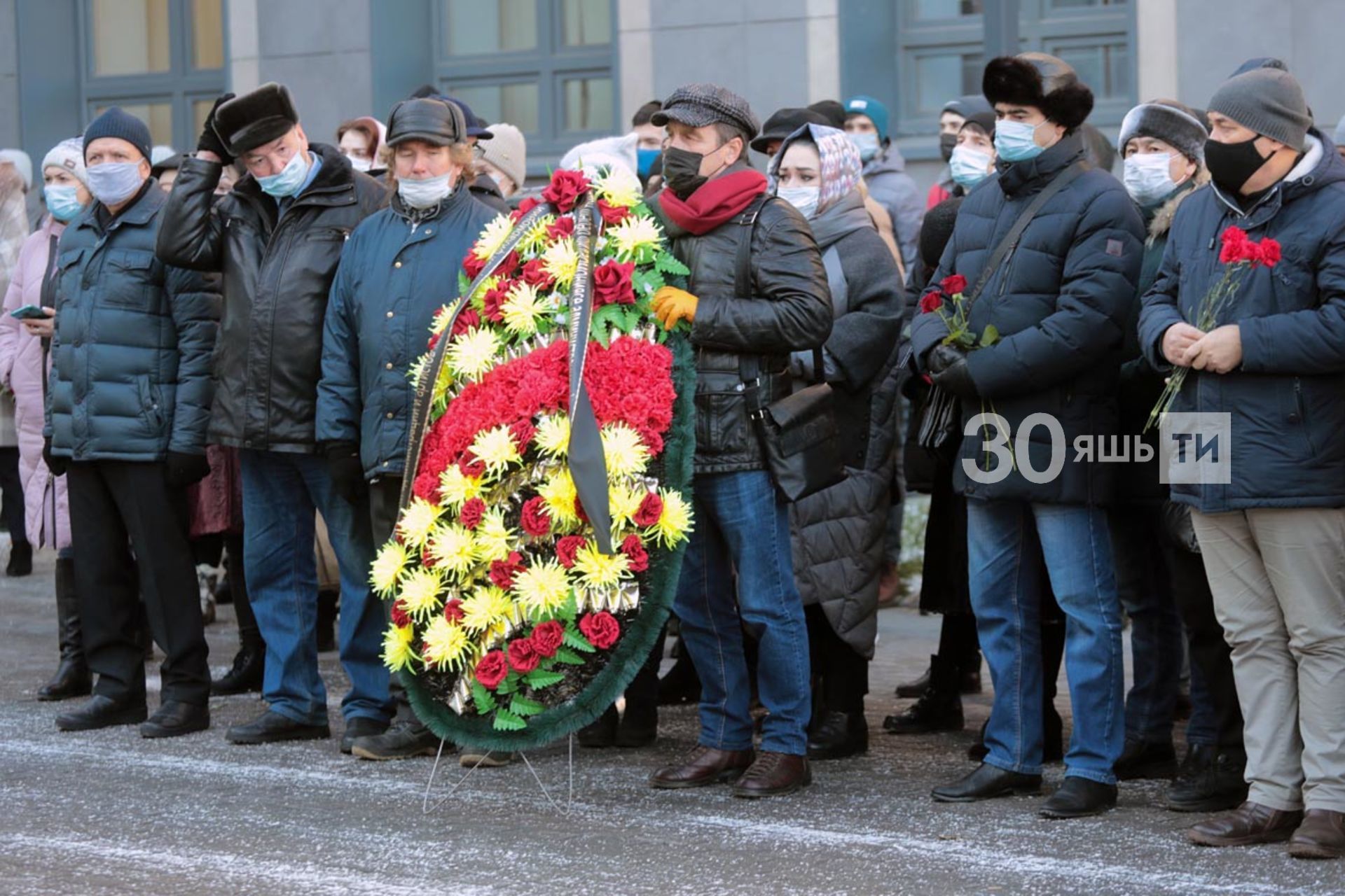 Казанда Татарстанның халык артисты Равил Харисовны соңгы юлга озаттылар