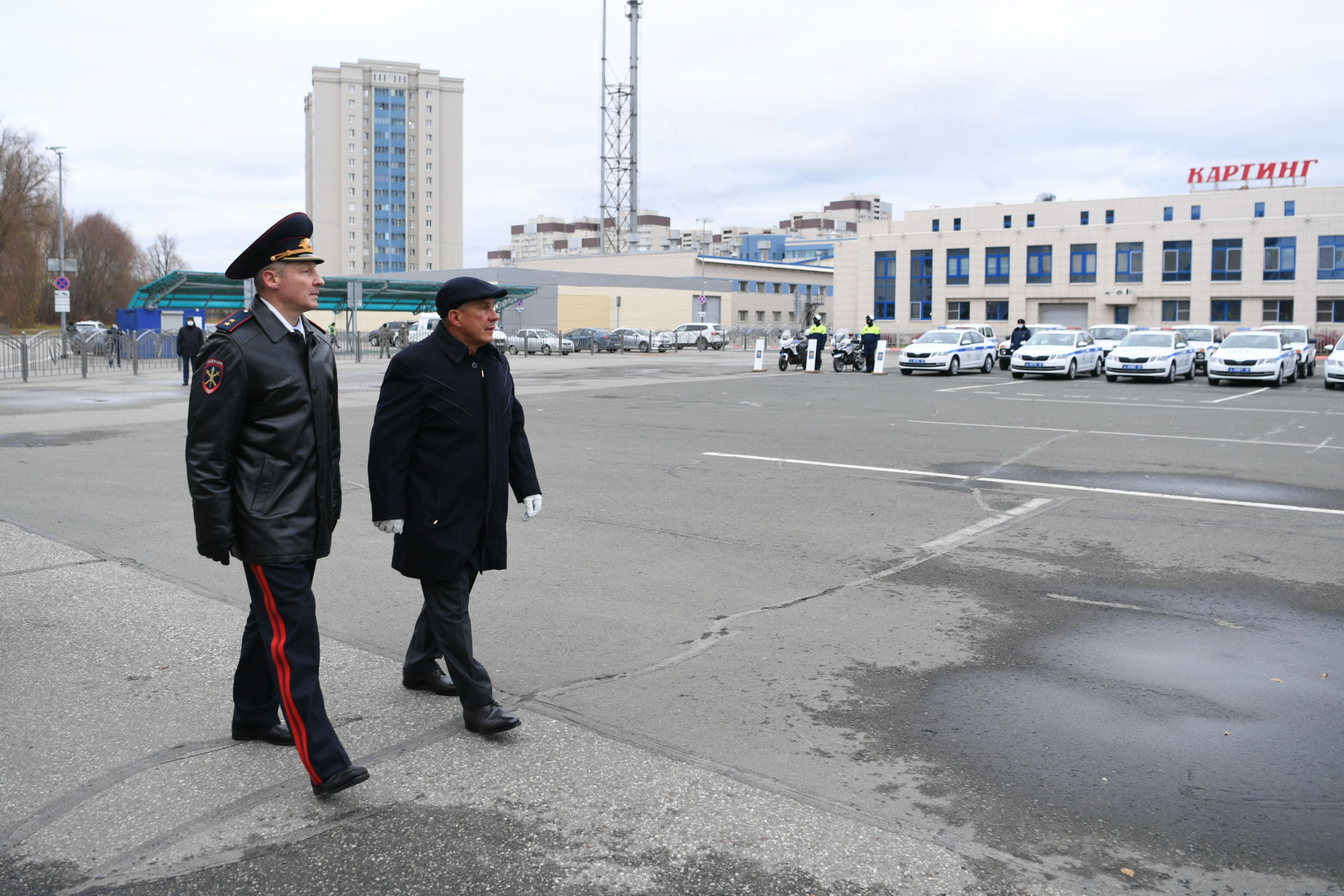 Татарстан Президенты полиция хезмәткәрләренә яңа автомобиль ачкычлары тапшырды