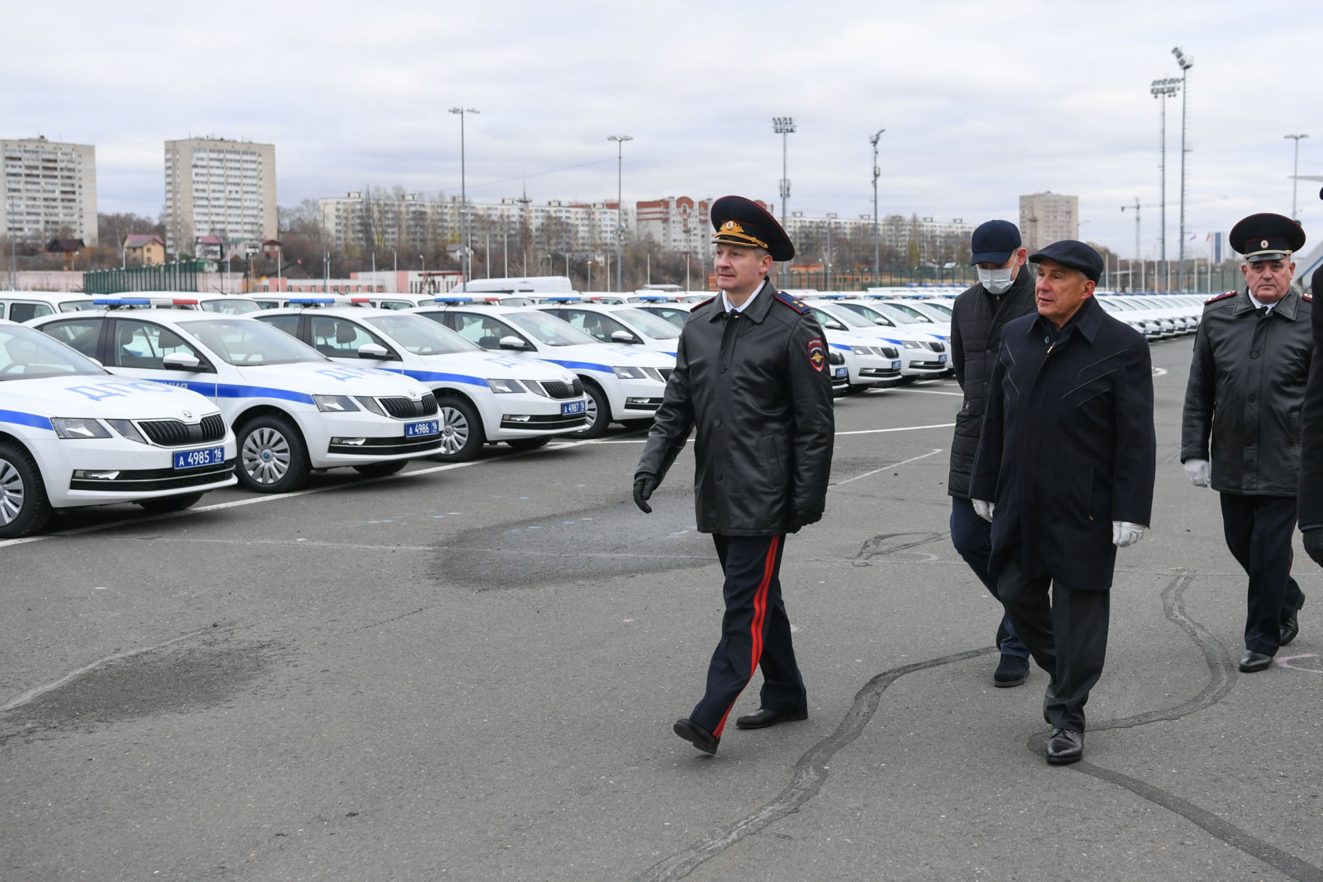 Татарстан Президенты полиция хезмәткәрләренә яңа автомобиль ачкычлары тапшырды