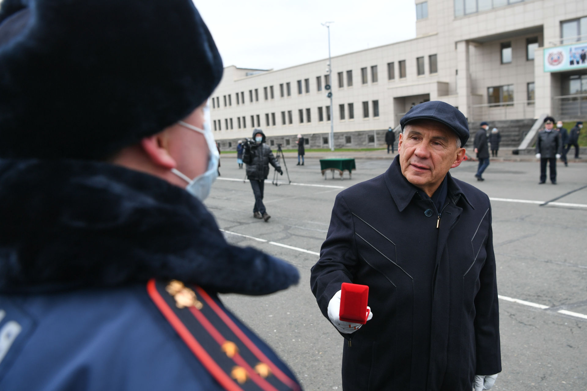 Татарстан Президенты полиция хезмәткәрләренә яңа автомобиль ачкычлары тапшырды