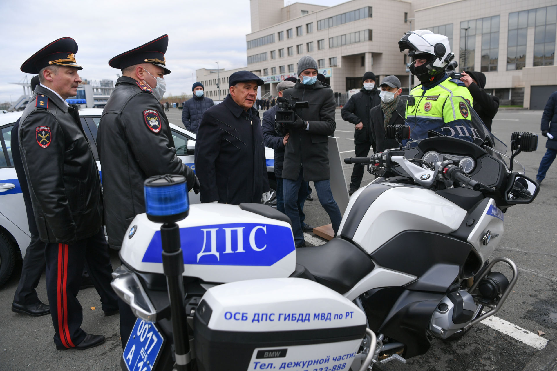 Татарстан Президенты полиция хезмәткәрләренә яңа автомобиль ачкычлары тапшырды