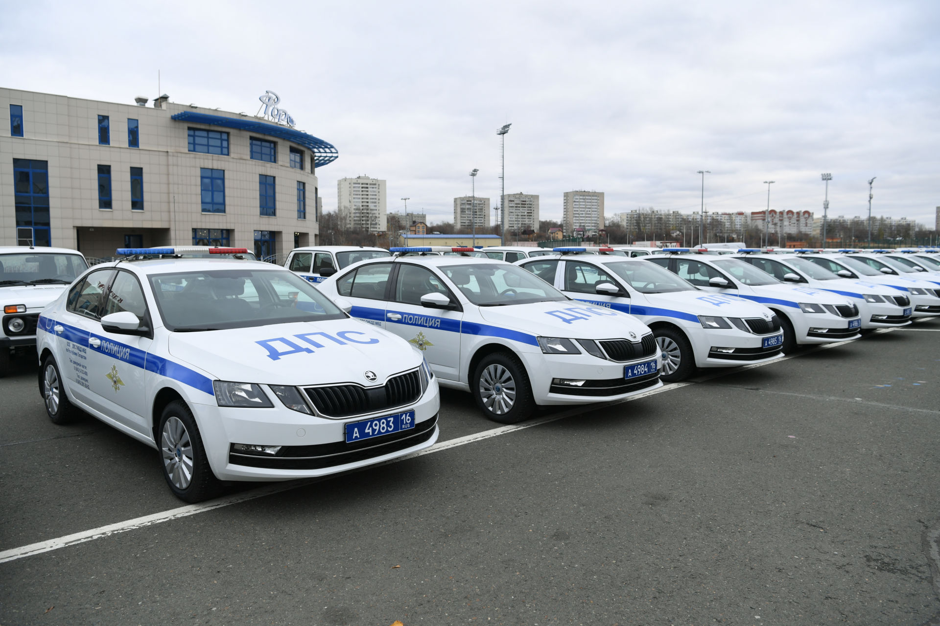 Татарстан Президенты полиция хезмәткәрләренә яңа автомобиль ачкычлары тапшырды