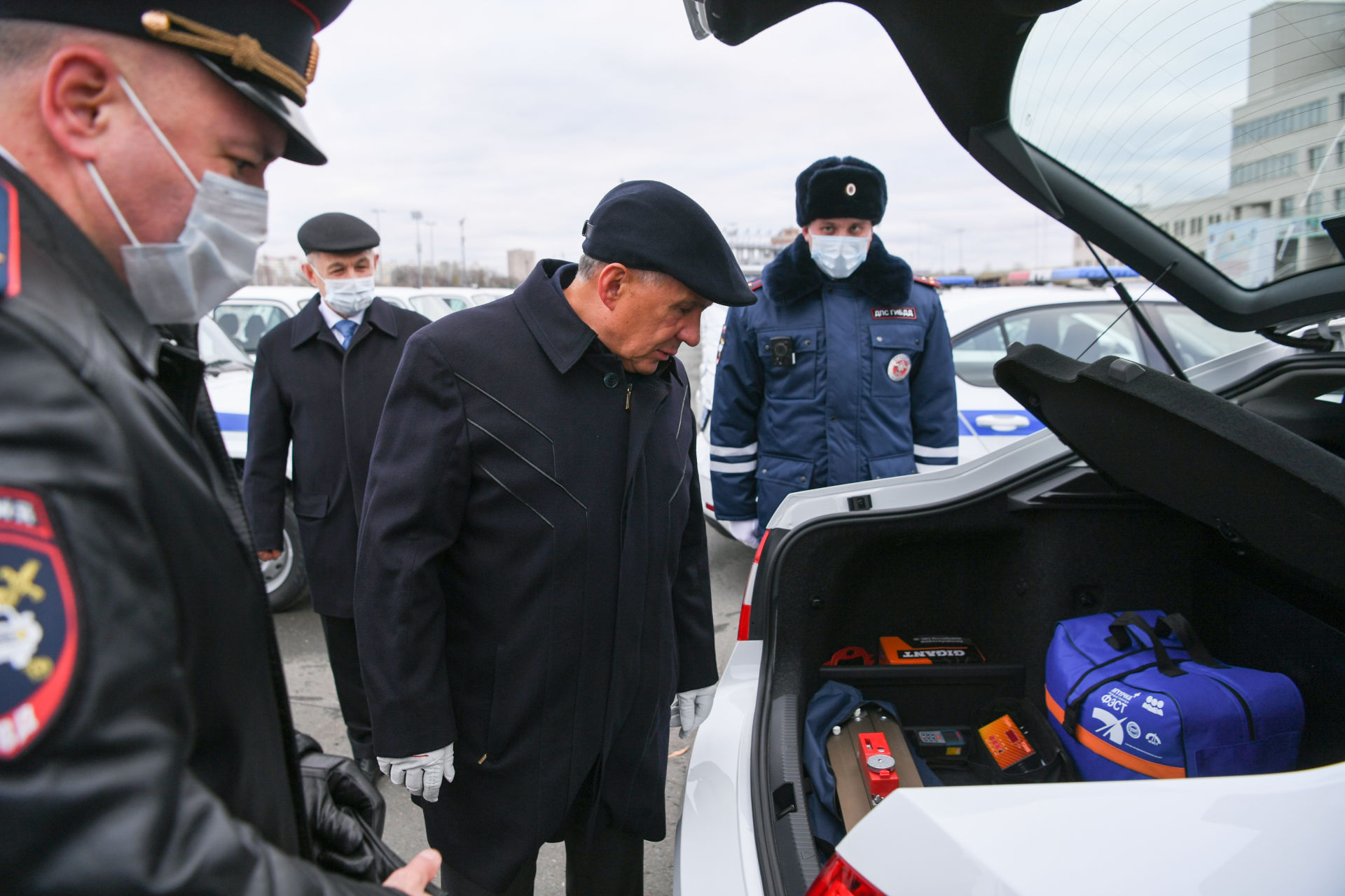 Татарстан Президенты полиция хезмәткәрләренә яңа автомобиль ачкычлары тапшырды