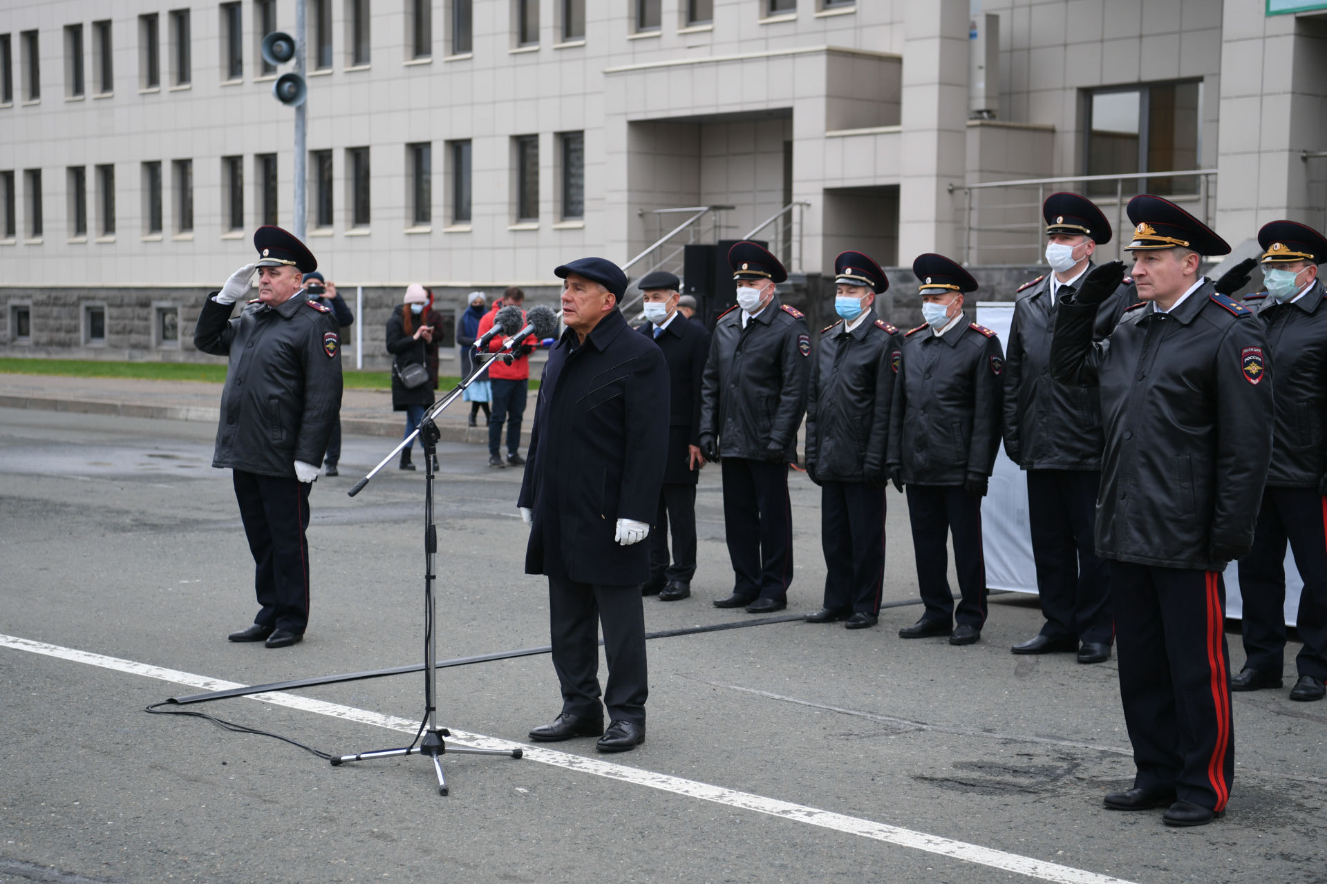 Татарстан Президенты полиция хезмәткәрләренә яңа автомобиль ачкычлары тапшырды