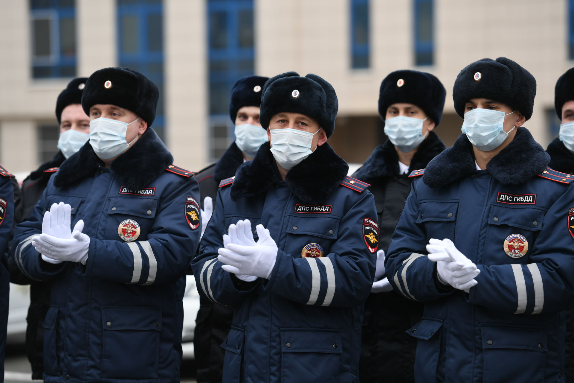 Татарстан Президенты полиция хезмәткәрләренә яңа автомобиль ачкычлары тапшырды