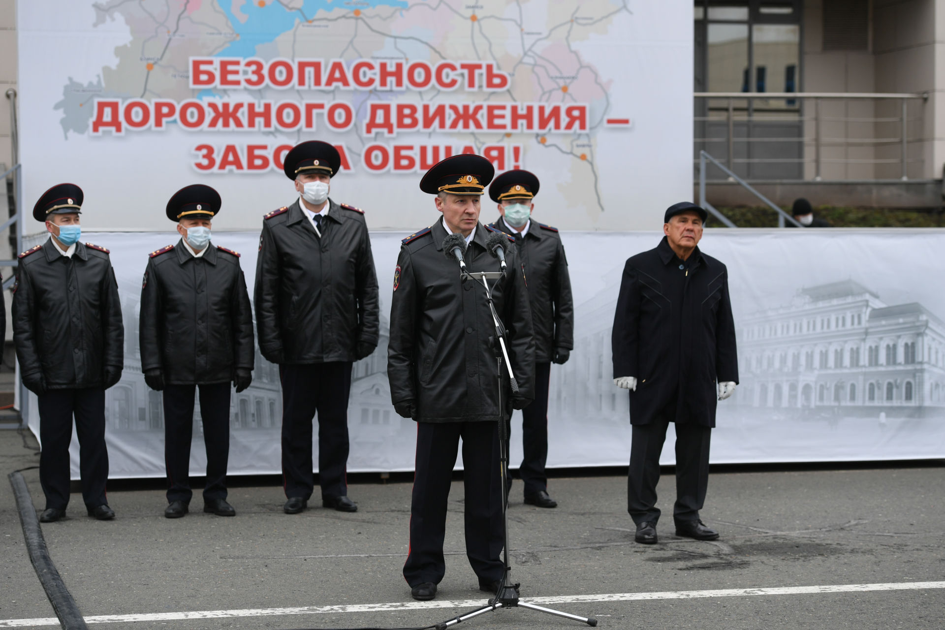 Татарстан Президенты полиция хезмәткәрләренә яңа автомобиль ачкычлары тапшырды