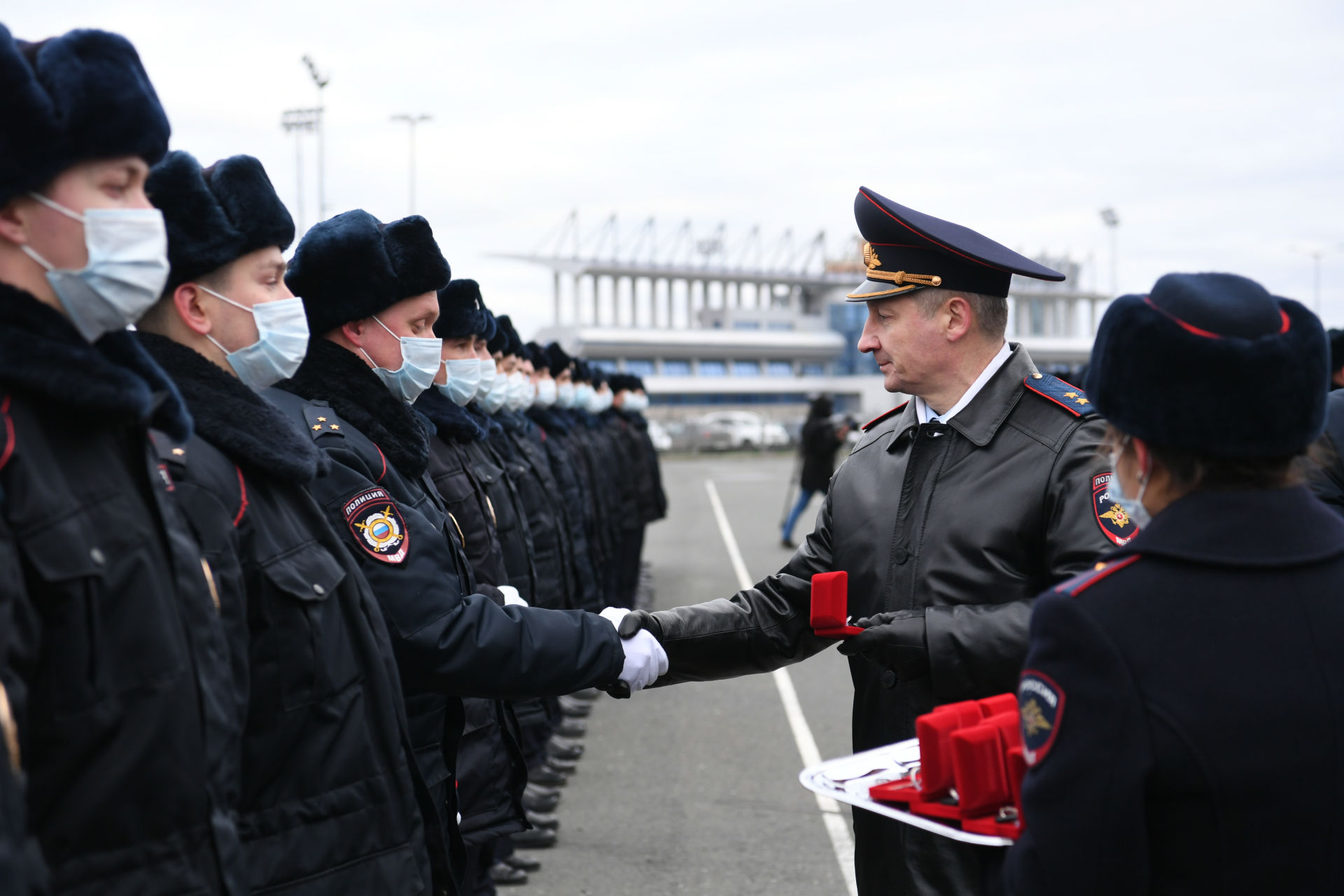 Татарстан Президенты полиция хезмәткәрләренә яңа автомобиль ачкычлары тапшырды