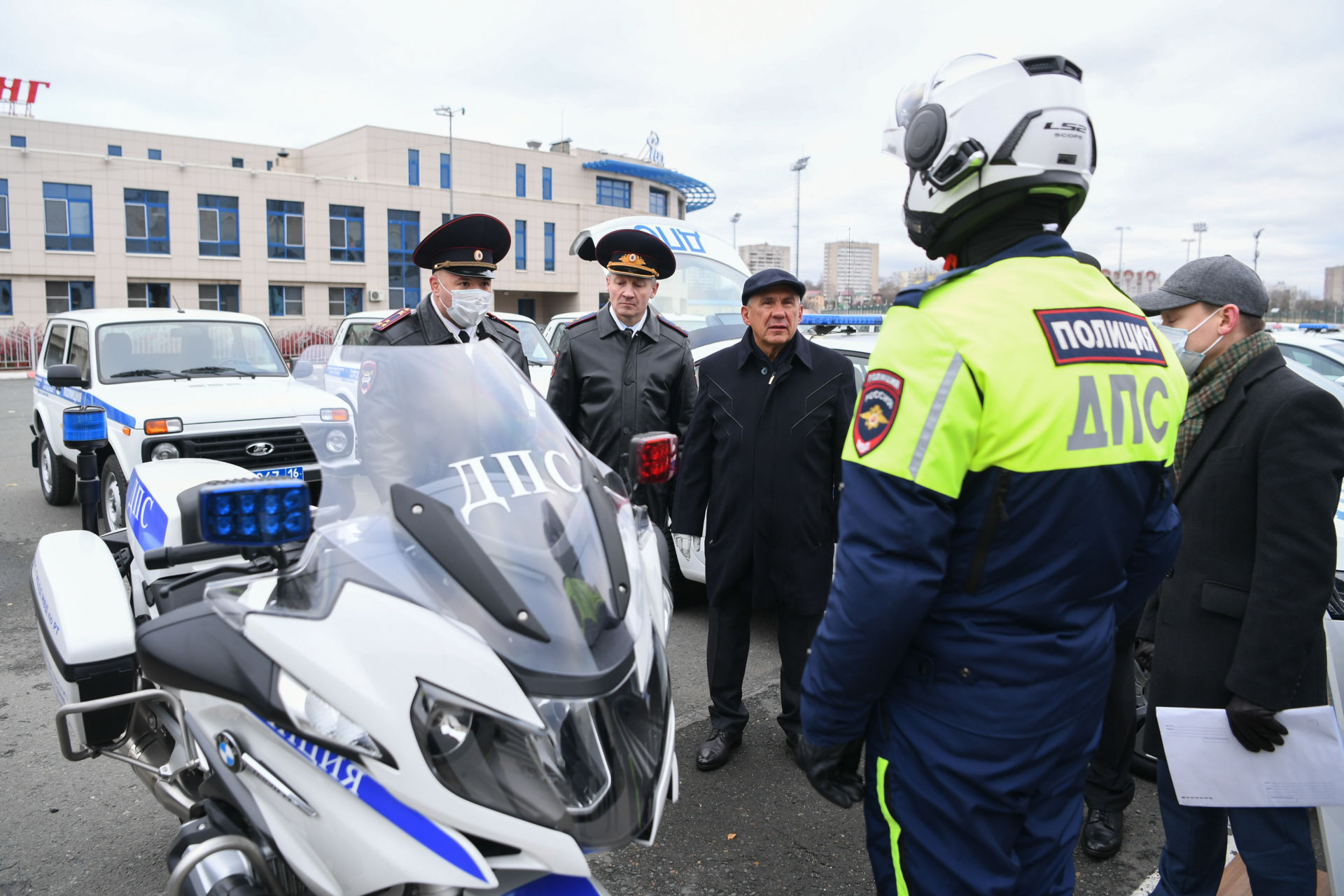 Татарстан Президенты полиция хезмәткәрләренә яңа автомобиль ачкычлары тапшырды