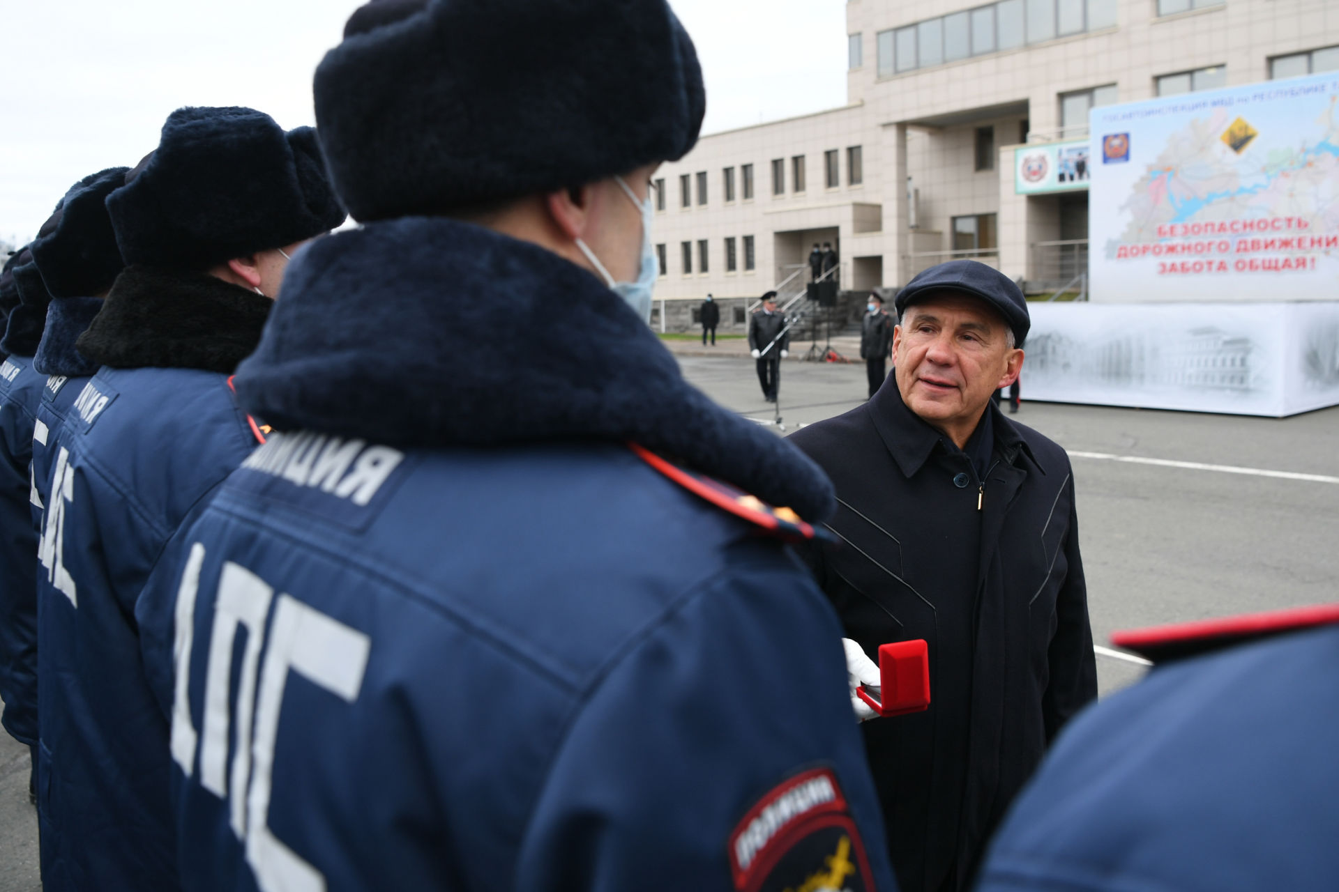 Татарстан Президенты полиция хезмәткәрләренә яңа автомобиль ачкычлары тапшырды